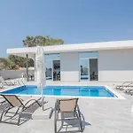 Villa Miramar, Luxury And New 5bdr With Pool Protaras