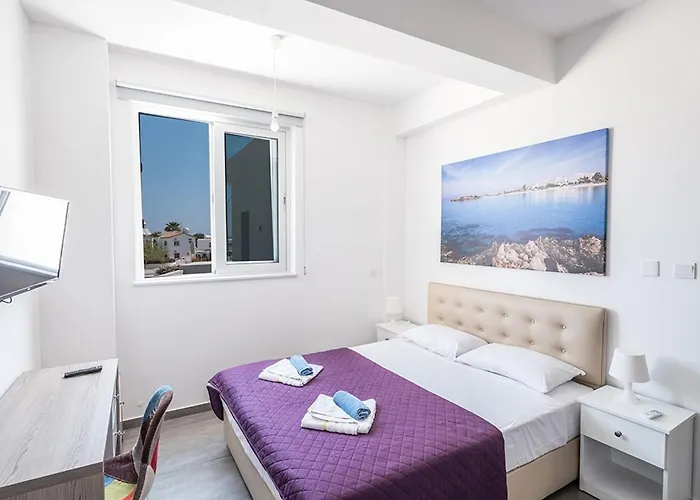 Miramar, Luxury And New 5bdr With Pool Protarász