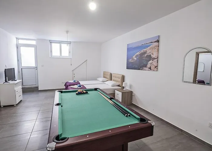 Villa Miramar, Luxury And New 5bdr With Pool Protarász