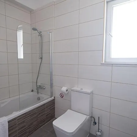 Vilă Miramar, Luxury And New 5bdr With Pool Protaras