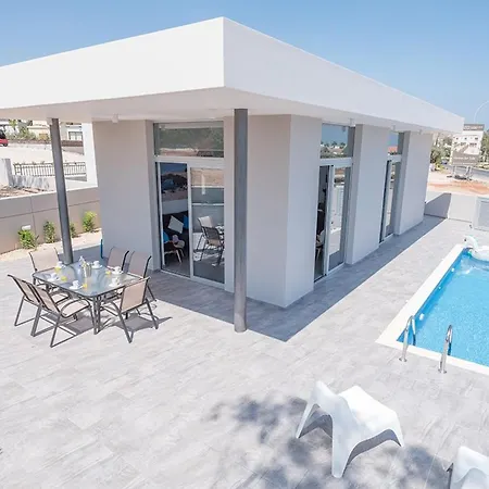 Miramar, Luxury And New 5bdr With Pool Vilă