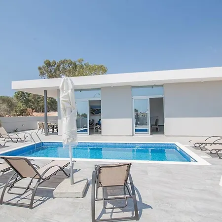 Vilă Miramar, Luxury And New 5bdr With Pool Protaras